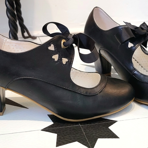 Pinup Couture Black Heart Heels Size 9 - Picture 4 of 4